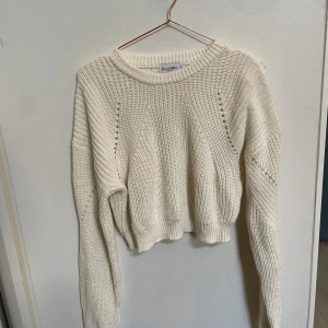 NA-KD Stickad tröja - En crémevit stickad tröja från NA-KD. Använd ett fåtal gånger.