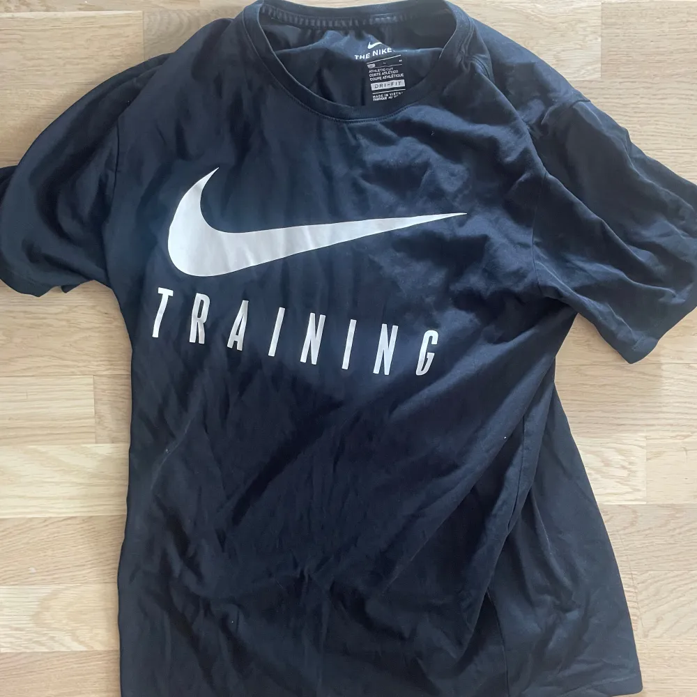 Säljer en svart tränings t shirt från Nike. Stl M. Sportswear.