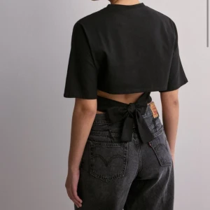 Kortärmad topp med knyte bak - Hej! Säljer denna fina toppen från Nelly, den passar verkligen inte min stil och är därför aldrig använd. Säljer även den i vit också!!💕