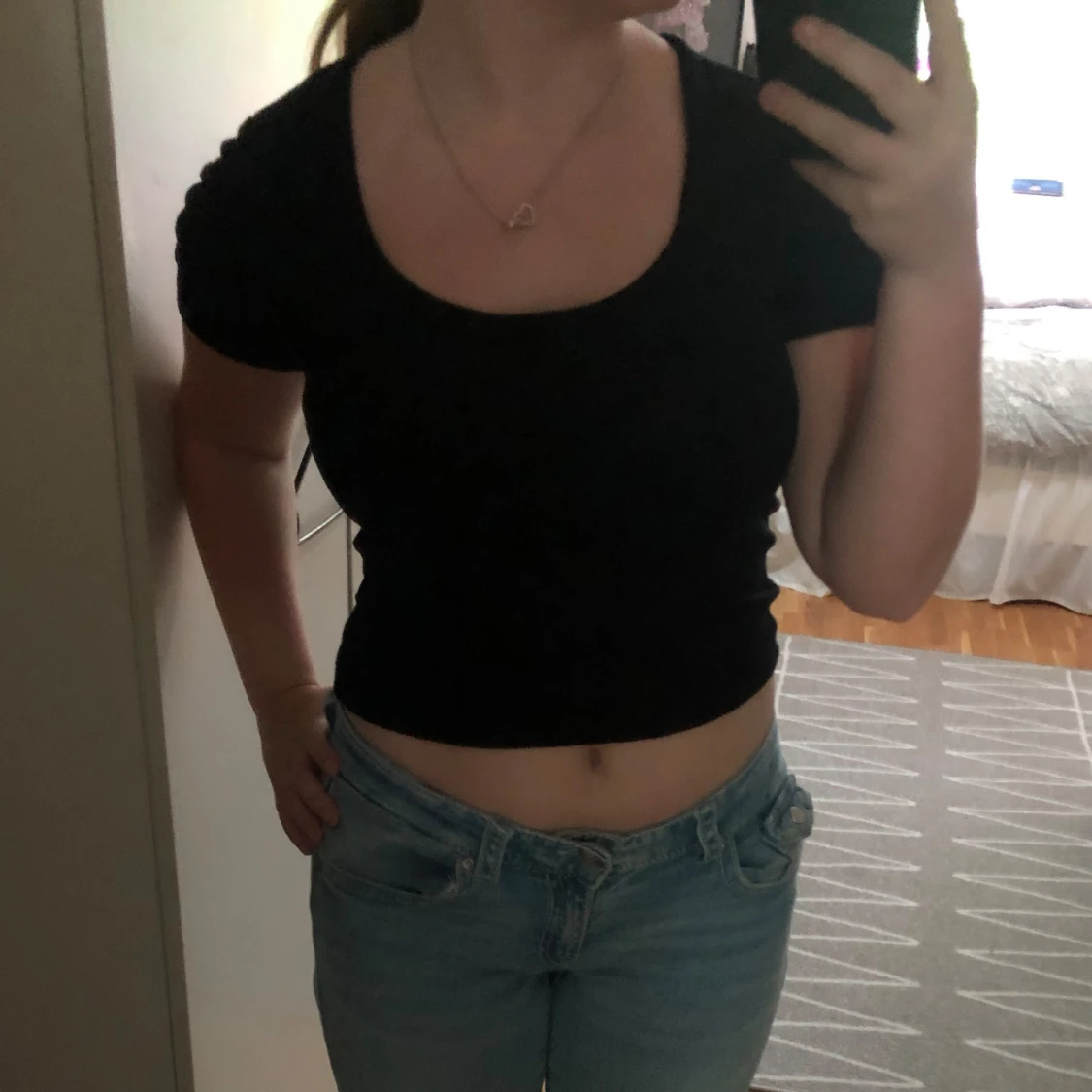 Svart croppad topp från Bik Bok - 90