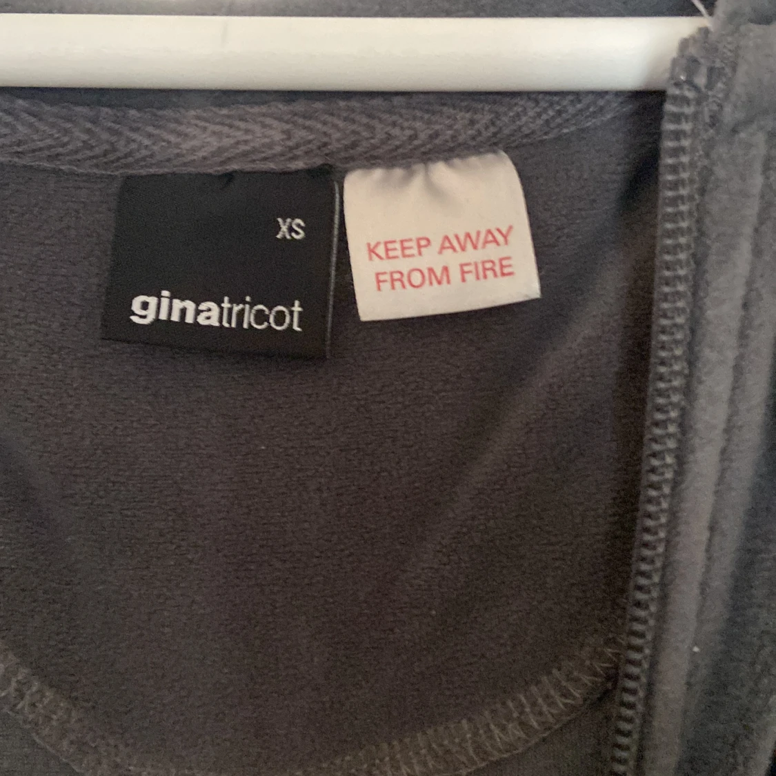 Mörkgrå hoodie från Gina Tricot - 91