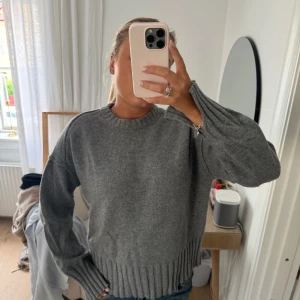 Grå stickad tröja arket  - Säljer denna fina stickade tröjan från arket i fint skick<3
