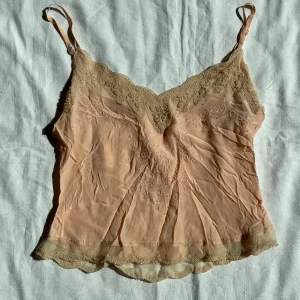 Beige spetslinne - Säljer ett supergulligt  linne med spetsdetaljer. vid köp av flera varor får du rabatt 💛