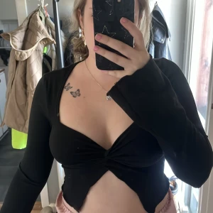 Svart tröja - Fin svart tröja ifrån shein, aldrig använd, nyskick och säljer för den inte riktigt är min smak