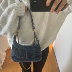 Jeansväska - Väska i jeanstyg med guldiga detaljer, den har både en lång kedja och ett kortare ”handtag” i jeanstyg men båda går att ta av och på 💙
