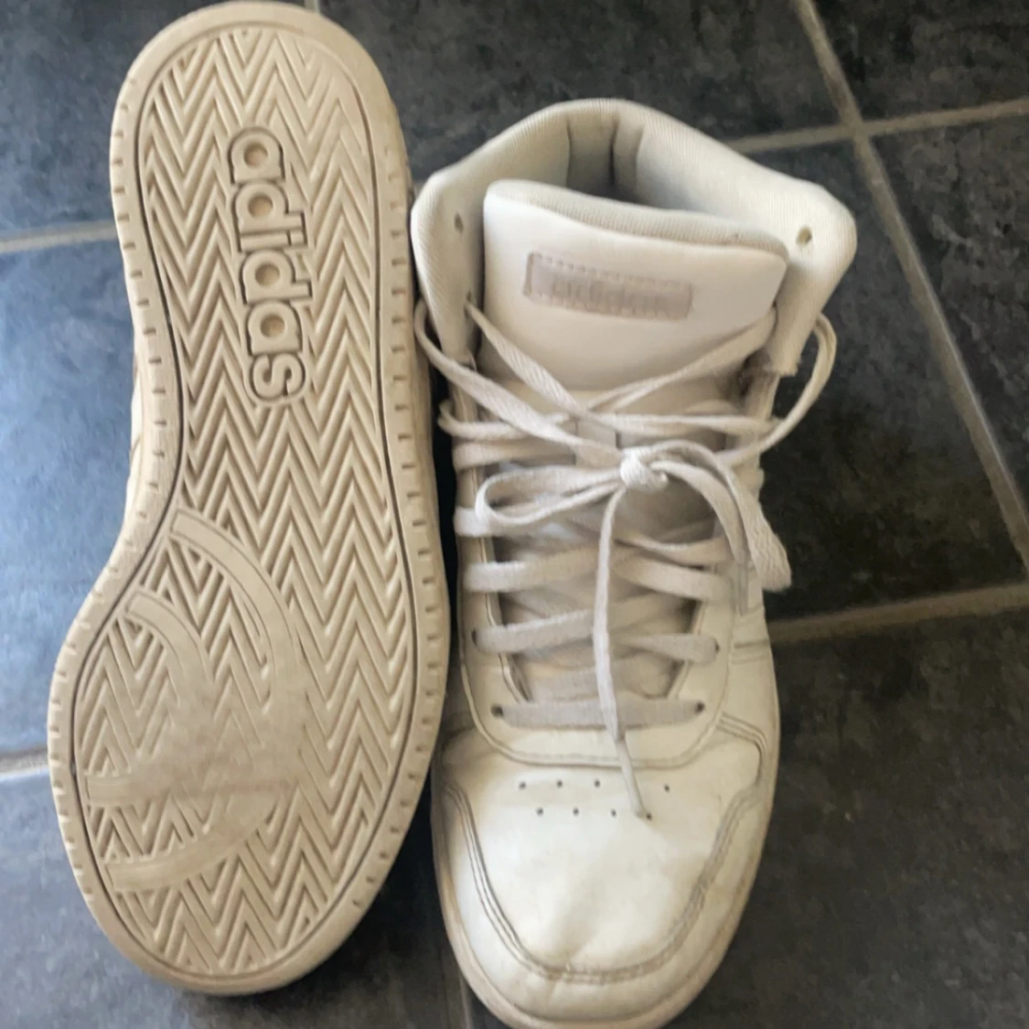 Jag säljer dom här jätte fina vita Adidas skorna för dom inte kommer till användning, dom säljs för bra pris! Dom är använda men i väldigt gott skick ( lite smutsiga men allt går att få bort pga att det är läder )  #adidas #billigt #populärt