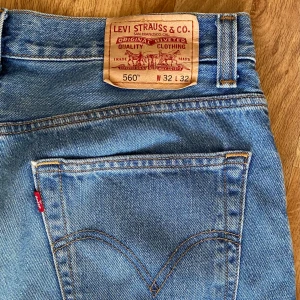 Levi’s 560 - Snygga Levi’s jeans i bra skick! Storlek 32/32 herr. OBS de är avklippta på längden, passar lagom på mig som är 168 cm!
