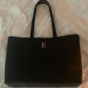 Viva Couture väska - Säljer min älskade Viva Couture (New Yorker) väska då jag inte behöver den långre. Funkar jättebra till skolan och är väldigt rymlig. Nypris 300kr. Skriv om ni har frågor eller vill diskutera pris!  
