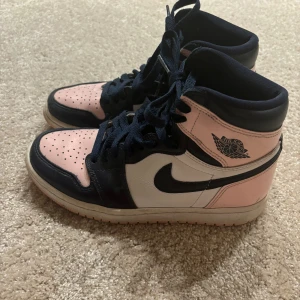 Jordan 1  - Säljer dessa snygga Jordan 1or, det har lite defekter, köpta från sneakersnstuff storlek: 36,5 ÄKTA ❗️