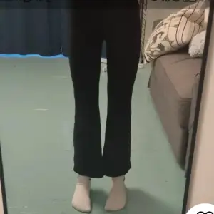 Säljer dessa svarta utsvängda tights i storlek 152 från H&M. De ör alldeles för små för mig. Inga hål eller tecken pp användning. Kontakta vid frågor eller bilder. 