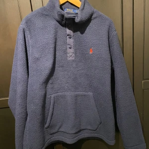 Blå fleece tröja Polo Ralph Lauren - Säljer en blå fleece tröja från Polo Ralph Lauren.        Storlek L.                                                                                  Perfekt till hösten/vintern när det blir kallare.                    Endast provad/Aldrig anvä