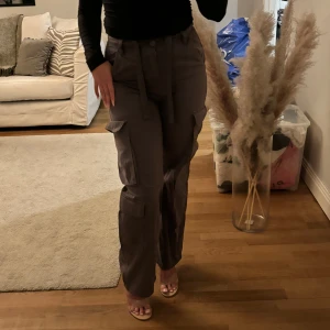 Cargobyxor Bershka - Säljer mina jättesnygga cargobyxor från Bershka då de inte kommer till användning. De är endast testade men prislappen finns inte kvar. Strl 36! Färgen är väldigt mörkgrå.