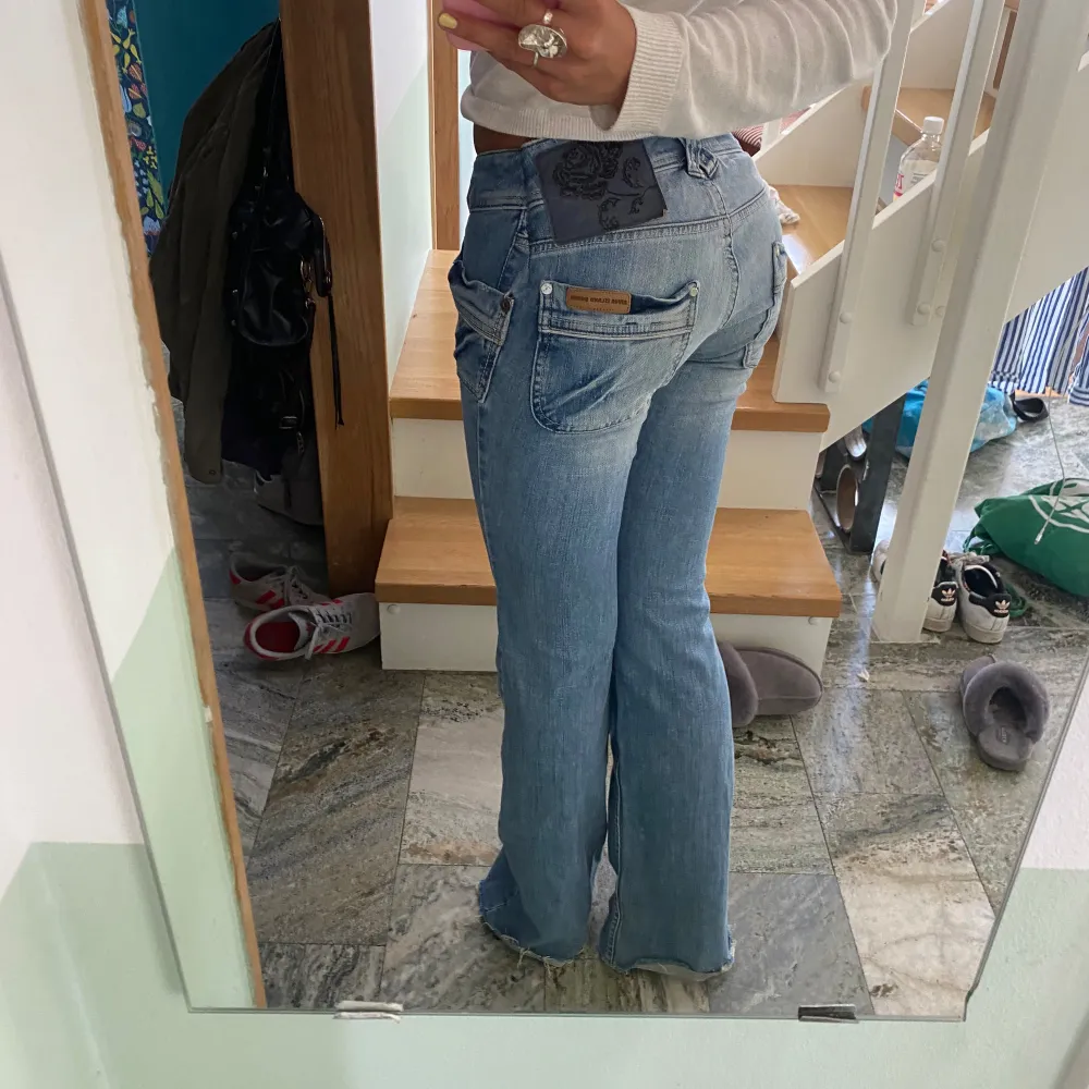 Super snygga vintage jeans från river island!! Har sytt in lite i midjan men skulle lätt kunna sprätta upp vid önskemål. Pris  går att diskutera💓. Jeans & Byxor.