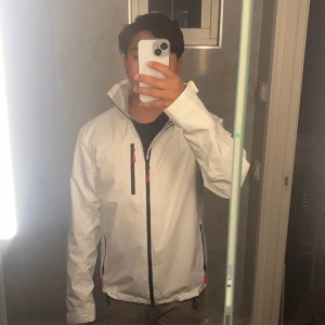 Helly Hansen Jacka helt ny - Helly Hansen Jacka Storlek S, Skick 10/10 helt ny endast provad.  Nypris 2199kr, kvitto ingår  