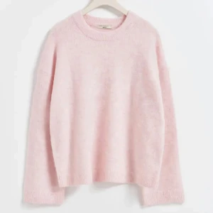 Stickad tröja  - Säljer denna populära tröjan från Ginatricot då jag tycker den är lite stor på mig💗köpte den för någon vecka sedan och bara använd ett par gånger så fint skick! Säljer bara vid bra prisförslag!