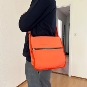 Säljer min marimekko väska - Säljer min orangea marimekko väska eftersom jag inte använder den längre. Nypris 1850 kr och måtten är 32,30 och 13. 