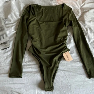 HELT NYTT! Mörkgrön body - storlek M - Säljs helt nytt och oanvänd body. Bodyn är i normal storlek M