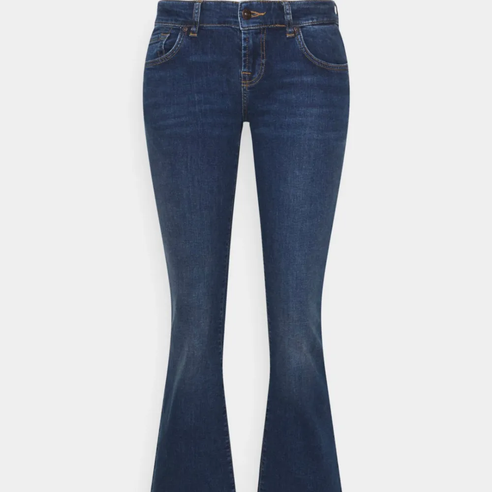 Säljer mina supersnygga lågmidjade LTB jeans i modellen ROXY för att färgen inte passar på mig. Som nya, superbra skick och endast använda 3 gånger💕💕 nypris 829 kr, säljer för 400. . Jeans & Byxor.