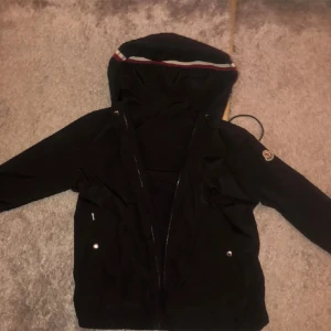 Moncler windbraker  - Säljer min Moncler windbraker skick 8/10 snören saknas pris kan sänkas vid snabb affär