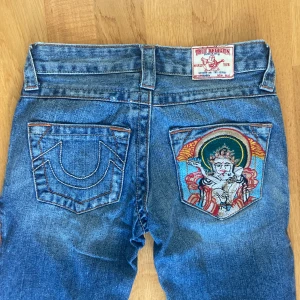 True religion low waist bootcut  - Skitsnygga true religion low waist bootcut jeans i storlek 24, motsvarar ca en 32 i eurostorlek. Samma passform som de andra jeansen.