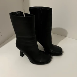 Klackar/ boots - Använder inte dem, väldigt bra skick!