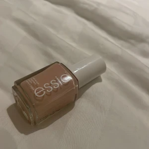 ESSIE Nagellack  - Jätte beige lugnt färg håller länge 