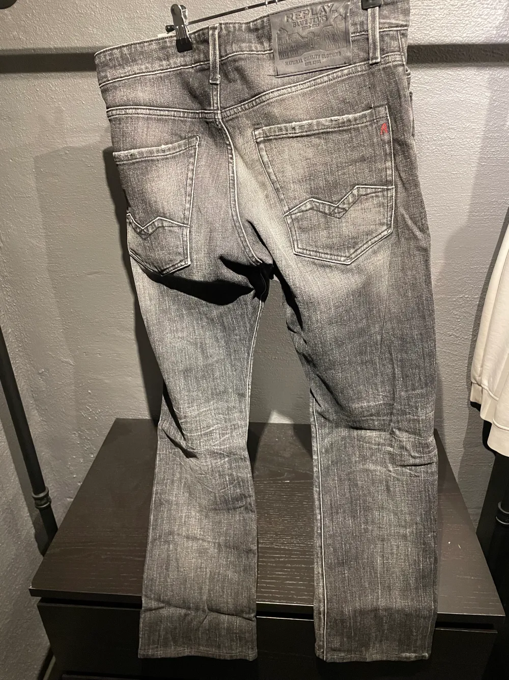 Dessa replay jeans säljer jag då dem inte passar längre, dem är använd fåtal gånger och i nyskick.👍. Jeans & Byxor.