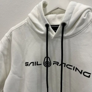 Sail racing hoodie vit  - Använd, kvitto tillkommer, storlek S  liten svag fläck vid början av luvan