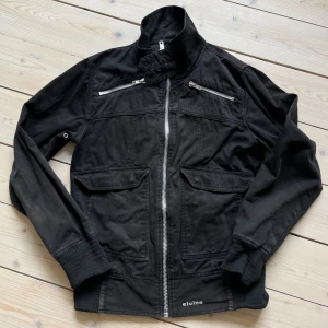 Elvine Jacka Zipper - Många coola zippers Passar unisex S-M