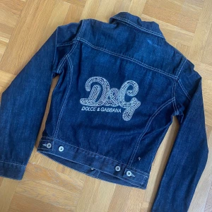 D&G jeansjacka - vintage Dolce&Gabbana jeansjacka jättebra skick storlek 38 (M), men passar mer som en (S)