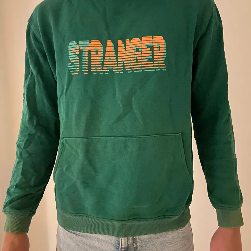 Säljer nu en riktigt fin studio total hoodie Väldigt bra skick  Storlek xs/s. Hoodies.