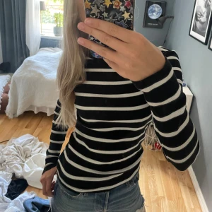 En randig tight långärmad tröja  - En fin vardags långärmad som passar till allt! 