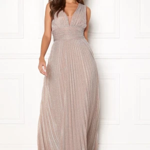 Klänning - Elegant balklänning från bubbleroom x Lovisa Barkman. Klänningen är xs men jag har sytt upp den både längden och axelbanden lite. Jag är 162 och med klackar är den perfekt längd. 