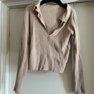Tröja  -  Beige tröja i storlek M. Bra skick 