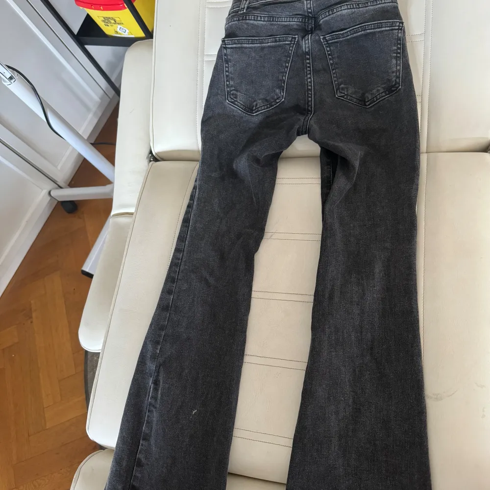 Perfect jeans Gina tricot mörkgråa, knappt använt, billigt, bra skick, storlek 32. Orginal pris 500 kr. Säljs för 235 kr utan frakt  🩶. Jeans & Byxor.