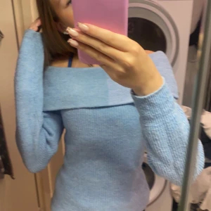 Stickad tröja blå - En super fin stickad tröja som man viker ner vid axlarna. Innan va det är klänning som jag har klippt av Super bra skick och andvänd ca 2 gånger  Storlek xs men passar s och kanske m den är väldigt stretchig 