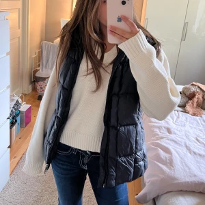 Gant väst  - Köpt för nått år sen för ca 1000 kr. Den är fortfarande i bra skick och är perfekt nu till hösten 🍂🍁Inte säker på storleken men skulle säga passar alla mellan storlek XS-M. PRIS GÅR ATT DISKUTERAS
