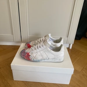 Maison Margiela - Säljer dessa feta och trendiga maison margielas då de har blivit för små för mig. Köpte dem i våras och har inte används jätte många gånger. Skick 8/10. Box och dustbag ingår. Om du har minsta fråga så tvivla inte på att kontakta mig! Mvh Tom.