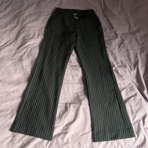 Svartvit randiga byxor  - Svart vit randiga kostymbyxor med bälte! Uppskattad storlek:S