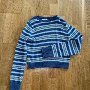 Randig stickad tröja  - Jättefin stickad tröja😍 Köpt på pull&bear! Nyskick och bra kvalitet🫶 Storlek XS