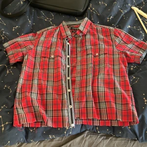 Vintage skjorta - En nice skjorta för dig som gillar vintage looken. Den är i använd men fortfarande i stilrent skick. Priset kan diskuteras vid snabb affär. Har klippt den som den är mer boxy, passar bäst för er som inte är längre än 183 cm. 