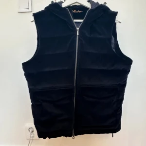 Stenströms vest - Säljer en väldigt snygg och efterfrågad vest då den inte säljs längre den är i dunder skick, storlek m.