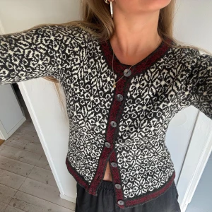Kofta från Indiska  - Kofta från Indiska i gott skick.  Stl M ❣️ 12% Ull, 23% Nylon, 65% Bomull 