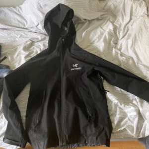 Arcteryx jacka - Säljer nu min arcteryx den är använd men i princip nyskick syns inga tecken på användning perfect vår/höst jacka 