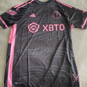 Inter Miami t-shirt (Messi) - Inter Miami t-shirt med Messi på ryggen med storlek s, använd 2-3 gånger, nyskick. 