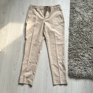 Beiga kostymbyxor - Helt oanvända, bara testade hemma 1 gång. Lappen sitter kvar.   