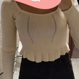 Beige ribbad tröja från Shein - Säljer en superfin beige ribbad tröja från Shein. Den har långa ärmar och en söt volangdetalj i nederkanten. Perfekt för både vardag och fest! Tröjan är croppad och har en normal passform. Den är i nyskick och redo för en ny ägare. 💖