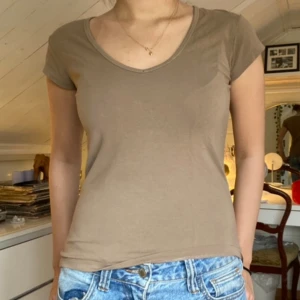 Ljusbrun T-shirt Filippa K - Snygg t-shirt som jag inte fått så mycket användning för. Använts fåtals gånger så den är i bra skick! Storleken är M men passar mig som i vanliga fall har S. Nypris är 600 men mitt pris är 350. Pris kan diskuteras. Om ni har frågor skriv till mig🥰