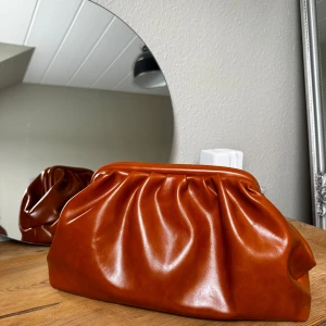 Clutch  - Jättefin clutch, har endast använt den två gånger!! 🧡Färgen gör sig mest rätt i sista bilden!