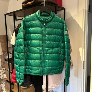 Moncler Acorus  - Moncler Acorus i sjukt ovanlig och svårhittad färg, absolut nyskick bortsett från en knapp som inte går att knäppas nere vid höger handled. Storlek 2 passar S/M, nypris 13.000kr mitt pris 3500 men tar emot rimliga bud. Över 70 refs finns från kunder!